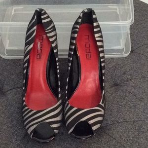 NWOT.  Ladies Moda Peep Toe Heels